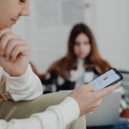 Comisia verifică proiectul Austriei care ar limita accesul copiilor sub 14 ani la social media em360