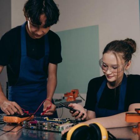 Europenii văd învățământul profesional ca drum spre joburi, dar trei din patru spun că liceul teoretic are imagine mai bună em360