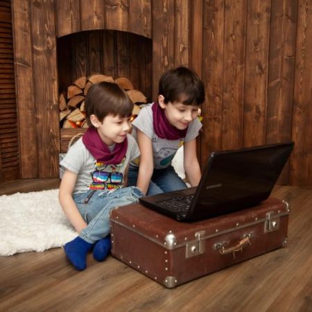 Parlamentul European cere mod pentru tineri pe social media fără reclame țintite și cu mai puține funcții addictive em360