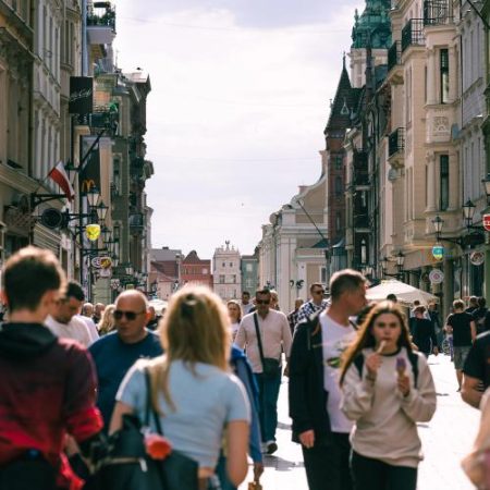 Populația UE va începe să scadă din 2029 iar Europa ar putea pierde anual 1,2 milioane de persoane de vârstă activă până în 2050 em360