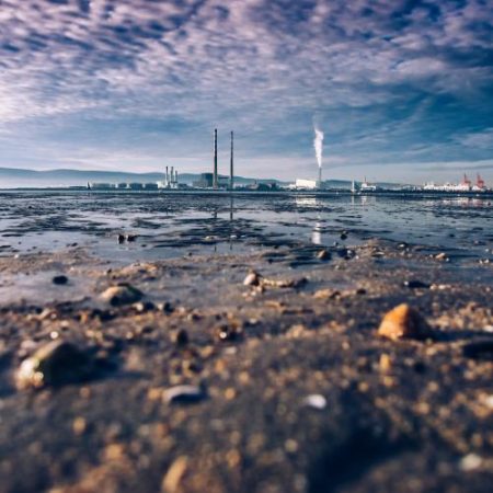 Comisia analizează exporturile unei rafinării irlandeze de alumină către Rusia em360