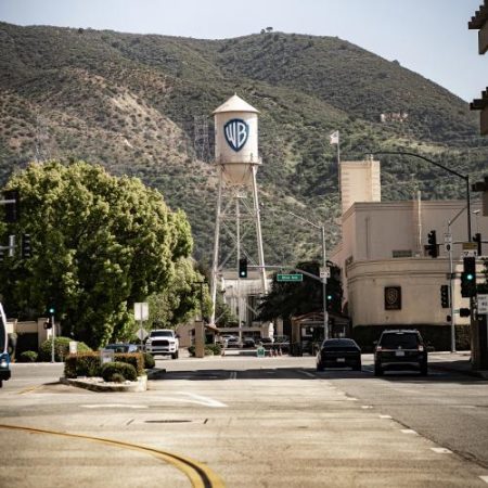 Paramount poate cumpăra Warner în UE dar trebuie să renunțe la distribuția comună a filmelor cu Universal em360