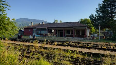Linia Izei: La Gara Săcel începe prima reconversie culturală din România a unei foste clădiri de gară aflate pe o linie feroviară activă.