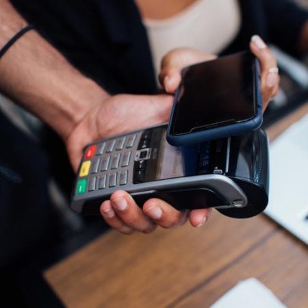 Plățile mobile aproape își dublează acceptarea la comercianții din zona euro în doi ani em360