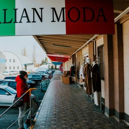 Doi suspecți în arest la domiciliu în Italia într-o anchetă de fraudă TVA de peste 33 de milioane de euro cu haine importate din China em360