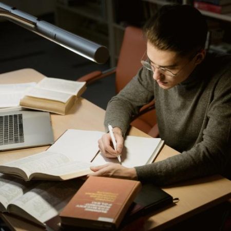 EPPO trimite în judecată două persoane pentru o presupusă fraudă de 240.000 de euro din fonduri Erasmus+ em360