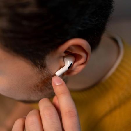 Cinci suspecți, arestați într-un dosar de fraudă cu TVA de 20 de milioane de euro legat de vânzarea de AirPods em360