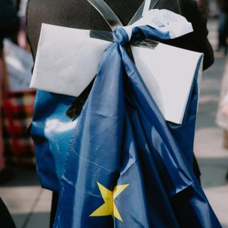 Peste 10.000 de apărători ai drepturilor omului au primit protecție prin mecanismul UE în 2025 em360