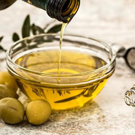 Ulei de măsline adulterat și miere cu probleme de autenticitate semnalate în raportul UE privind fraudele alimentare em360