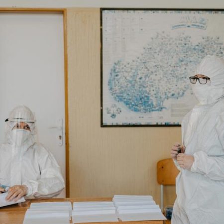 Ebola ajunge la 4.209 cazuri și 1.916 decese în RD Congo dar riscul pentru populația UE rămâne foarte scăzut em360