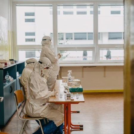 UE trimite teste pentru Ebola de 4,6 milioane de euro către OMS și Africa CDC pentru accelerarea depistării cazurilor em360
