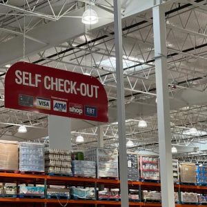 Aproape jumătate dintre firmele cu self-checkout nu acceptă numerar la terminalele automate em360