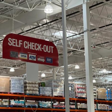 Aproape jumătate dintre firmele cu self-checkout nu acceptă numerar la terminalele automate em360