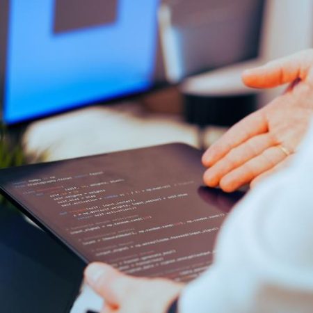 Un studiu academic susține că regulile UE pentru AI consolidează rolul Big Tech în guvernanța tehnologiei em360