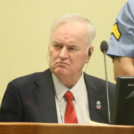 Omagii pentru Ratko Mladić în Serbia în pofida avertismentelor UE privind glorificarea criminalilor de război em360