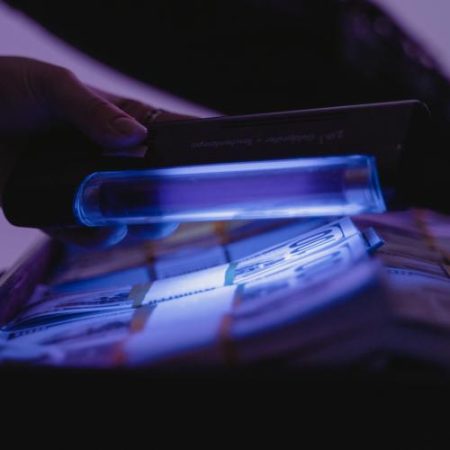 Șase arestări într-o anchetă asupra unei rețele de falsificare a euro cu presupuse conexiuni cu Camorra em360