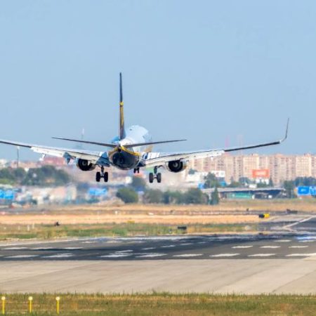 Traficul aerian comercial din UE a revenit aproape la nivelul din 2019 cu 6,9 milioane de zboruri în 2025 em360