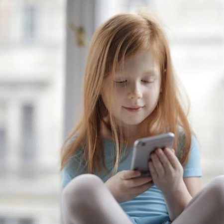 EDRi avertizează că instrumentul european de verificare a vârstei nu garantează anonimatul utilizatorilor em360