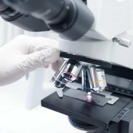 Biotech Act ar putea extinde studiile clinice în mai multe state dar Comisia nu spune cum vor fi distribuite investițiile em360