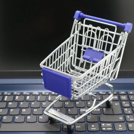 Marketplace-urile online respectă mai bine regulile UE de siguranță, dar 42% dintre ofertele verificate încă nu afișează toate informațiile esențiale de trasabilitate em360