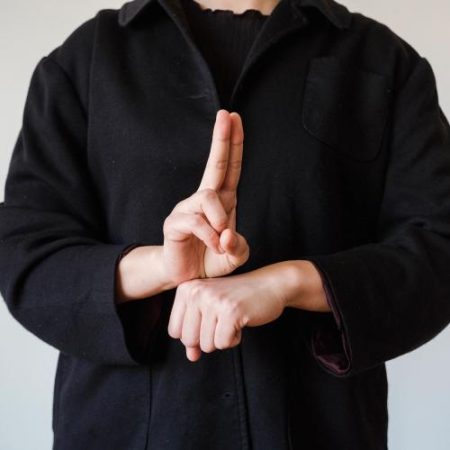 România garantează prin lege accesul la interpreți în limba semnelor dar EPRS semnalează bariere în practică em360