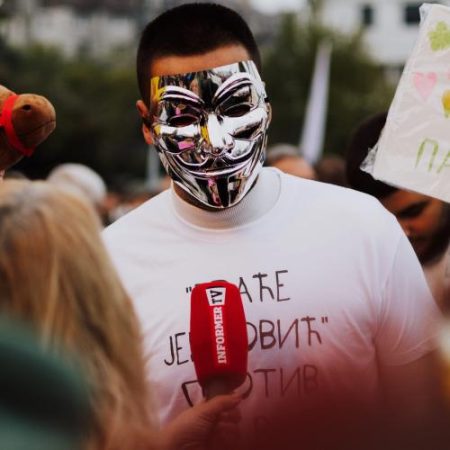 Organizații pentru drepturi digitale cer UE să condiționeze avansul Serbiei spre aderare de oprirea abuzurilor cu spyware em360