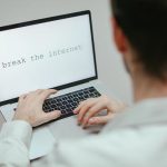 Timothy Snyder cere Europei să limiteze puterea algoritmilor marilor companii tech și să sprijine presa și educația
