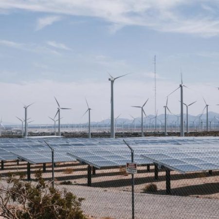 Energia solară și eoliană își comprimă propriile venituri iar noile investiții depind tot mai mult de contracte pe termen lung em360