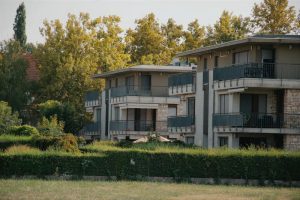 Comisia propune reguli comune pentru orașele care vor să limiteze închirierile de locuințe pe termen scurt Comisia propune reguli comune pentru orașele care vor să limiteze închirierile de locuințe pe termen scurt em360