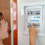 Bonusurile cerute înapoi și abonamentele nerambursabile pot scumpi schimbarea furnizorului de energie