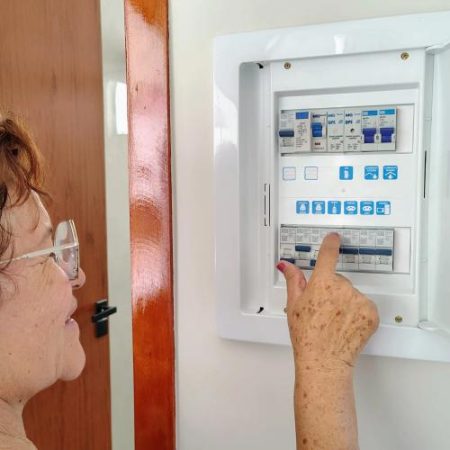 Bonusurile cerute înapoi și abonamentele nerambursabile pot scumpi schimbarea furnizorului de energie em360