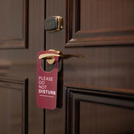 Booking nu mai poate folosi prețurile mai mici ale hotelurilor de pe alte canale pentru accesul la Sponsored Benefit em360