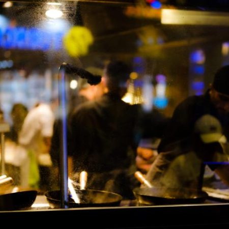 Peste 70 de lucrători ar fi fost exploatați în restaurante indiene din Europa într-o anchetă coordonată de Europol em360