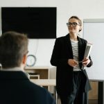 Trei din patru profesori din UE ar alege din nou meseria, dar salariile și stresul influențează decizia de a rămâne