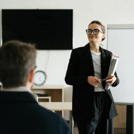 Trei din patru profesori din UE ar alege din nou meseria dar salariile și stresul influențează decizia de a rămâne em360