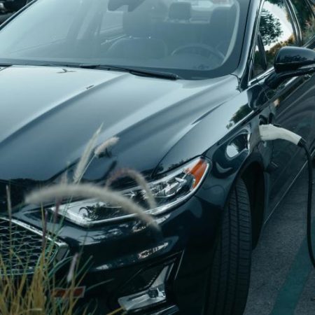 Cerințele de origine UE pentru baterii ar putea adăuga 2.100 de euro la prețul unui vehicul electric avertizează Bruegel em360