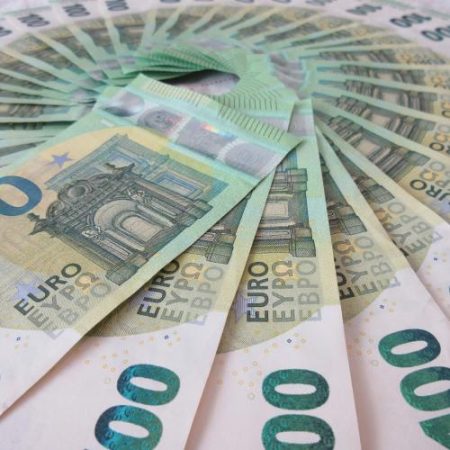 Comisia atrage 11 miliarde de euro prin obligațiuni UE cu cerere de circa 16 ori oferta pentru scadența din 2056 em360