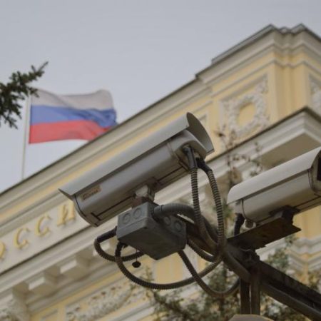 Doi cetățeni belaruși au fost condamnați după ce au ascuns legături cu industria militară rusă pentru a obține fonduri UE em360