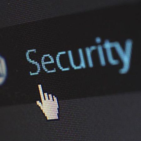 Producătorii de software și dispozitive conectate au 24 de ore pentru prima alertă privind vulnerabilitățile exploatate em360