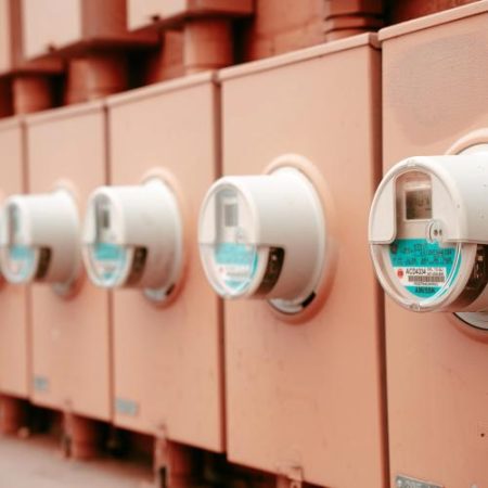 Reglementatorii europeni din energie cer compensații pentru consumatori când companiile întârzie răspunsul la reclamații em360