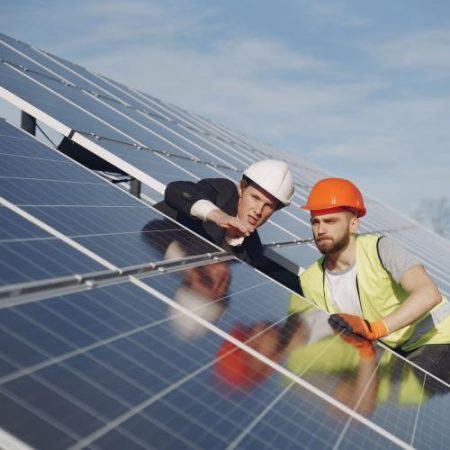 UE ar putea avea peste 500.000 de angajați în eolian și tot atâția în solar până în 2030 dar lipsa electricienilor riscă să încetinească extinderea em360