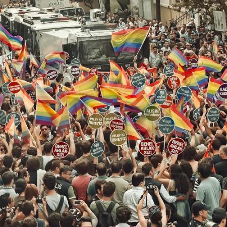 ONG-urile cer sprijinul UE pentru organizațiile LGBTI+ din Turcia după rețineri și blocarea site-urilor em360
