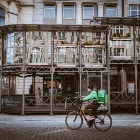 Aproape jumătate din cheltuielile gospodăriilor din UE merg pe alimente locuință și transport em360