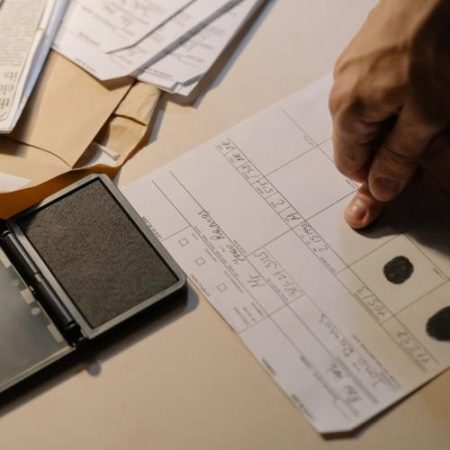 Cinci condamnări în Regatul Unit pentru o rețea care obliga migranții să muncească pentru plata călătoriei em360