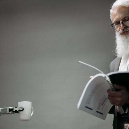 Comisia deschide consultarea care poate schimba regulile UE privind folosirea operelor protejate pentru antrenarea inteligenței artificiale em360
