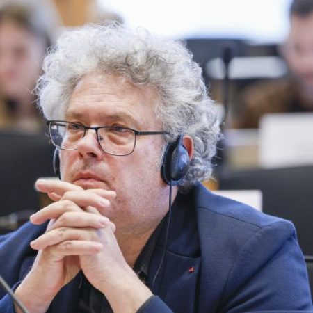 Un eurodeputat cere eliminarea stagiilor obligatorii pentru elevi în afara educației vocaționale și reguli UE de protecție a minorilor la locul de muncă em360