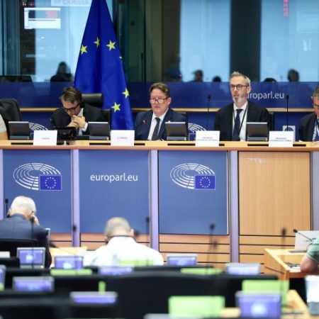 Președinția irlandeză vrea acord în Consiliu până în decembrie pe ETS și standardele CO₂ pentru mașini și camionete em360