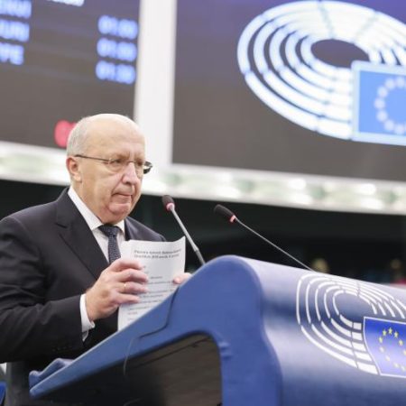 Parlamentul aprobă autorizări mai rapide pentru industria de apărare și simplificarea achizițiilor militare em360