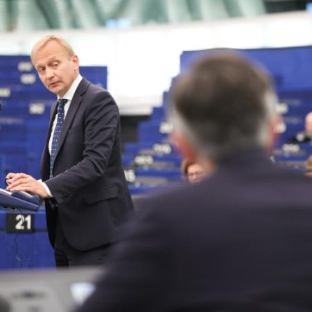 Comisia contestă reducerile de un miliard de euro cerute de Consiliu în bugetul UE pentru 2027 inclusiv la cercetare și Erasmus+ em360