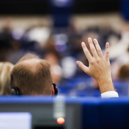 Parlamentul European critică regularizarea migranților din Spania și cere întărirea frontierelor după criza din Ceuta em360